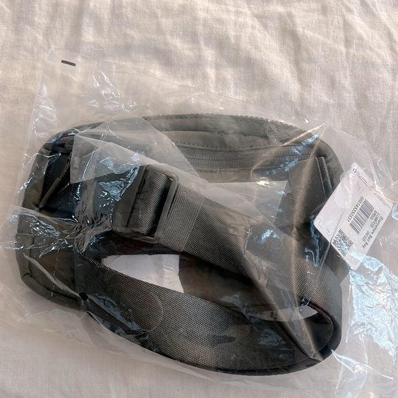 NWT Lululemon Everywhere Belt Bag Grey Sage - Picture 2 of 11